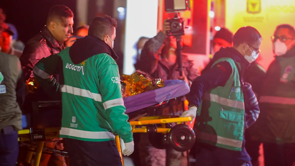 10.06.2023, Kolumbien, Bogota: Sanitäter tragen einen der vier indigenen Kinder, die nach einem Flugzeugabsturz vermisst wurden, auf dem Militärflughafen in Bogota in einen Krankenwagen. Über einen Monat nach dem Absturz eines Kleinflugzeugs im kolumbianischen Regenwald sind vier überlebende Kinder aus dem Dschungel gerettet worden. Nach einer wochenlangen Suchaktion im Amazonasgebiet fanden Einsatzkräfte die Geschwister im Alter von 13, 9 und 4 Jahren sowie einem Jahr im Süden des Landes. Foto: John Vizcaino/AP +++ dpa-Bildfunk +++