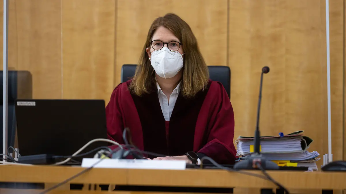 02.02.2022, Nordrhein-Westfalen, Münster: Vor dem Termin beim Oberverwaltungsgericht des Landes Nordrhein-Westfalen sitzt die Vorsitzende Richterin Gudrun Dahme im Verhandlungssaal des OVG. Die zwei Kläger und eine Klägerin aus Rheinland-Pfalz, Niedersachsen und Baden-Württemberg leiden an verschiedenen schwerwiegenden Erkrankungen (u. a. Multiple Sklerose, Krebs). Sie begehren den Zugang zum Betäubungsmittel Natriumpentobarbital zum Zweck der Selbsttötung. Das Bundesinstitut für Arzneimittel und Medizinprodukte (BfArM) in Bonn hatte die Anträge auf Erteilung einer Erlaubnis zum Erwerb des Betäubungsmittels Natriumpentobarbital abgelehnt. Das OVG will nach der mündlichen Verhandlung ein Urteil verkünden (Az.: 9 A 146/21, 9 A 147/21 und 9 A 148/21). Foto: Guido Kirchner/dpa +++ dpa-Bildfunk +++