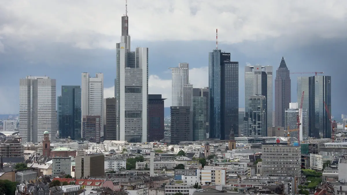 ARCHIV - Vor einer Kulisse aus dunklen Wolken erheben sich am 08.08.2008 die Hochhäuser der Banken in Frankfurt am Main über die Dächer der Mainmetropole. Die Bundesregierung hat am Montag (20.10.2008)  zu Beginn der neuen Börsenwoche strenge Auflagen für Leistungen aus dem milliardenschweren Rettungspaket für die Finanzbranche beschlossen. In einer Rechtsverordnung legte das Kabinett fest, Managergehälter in notleidenden Banken generell auf maximal 500 000 Euro pro Jahr zu begrenzen. Ausnahmen sind möglich. Foto: Boris Roessler dpa/lhe  +++(c) dpa - Bildfunk+++