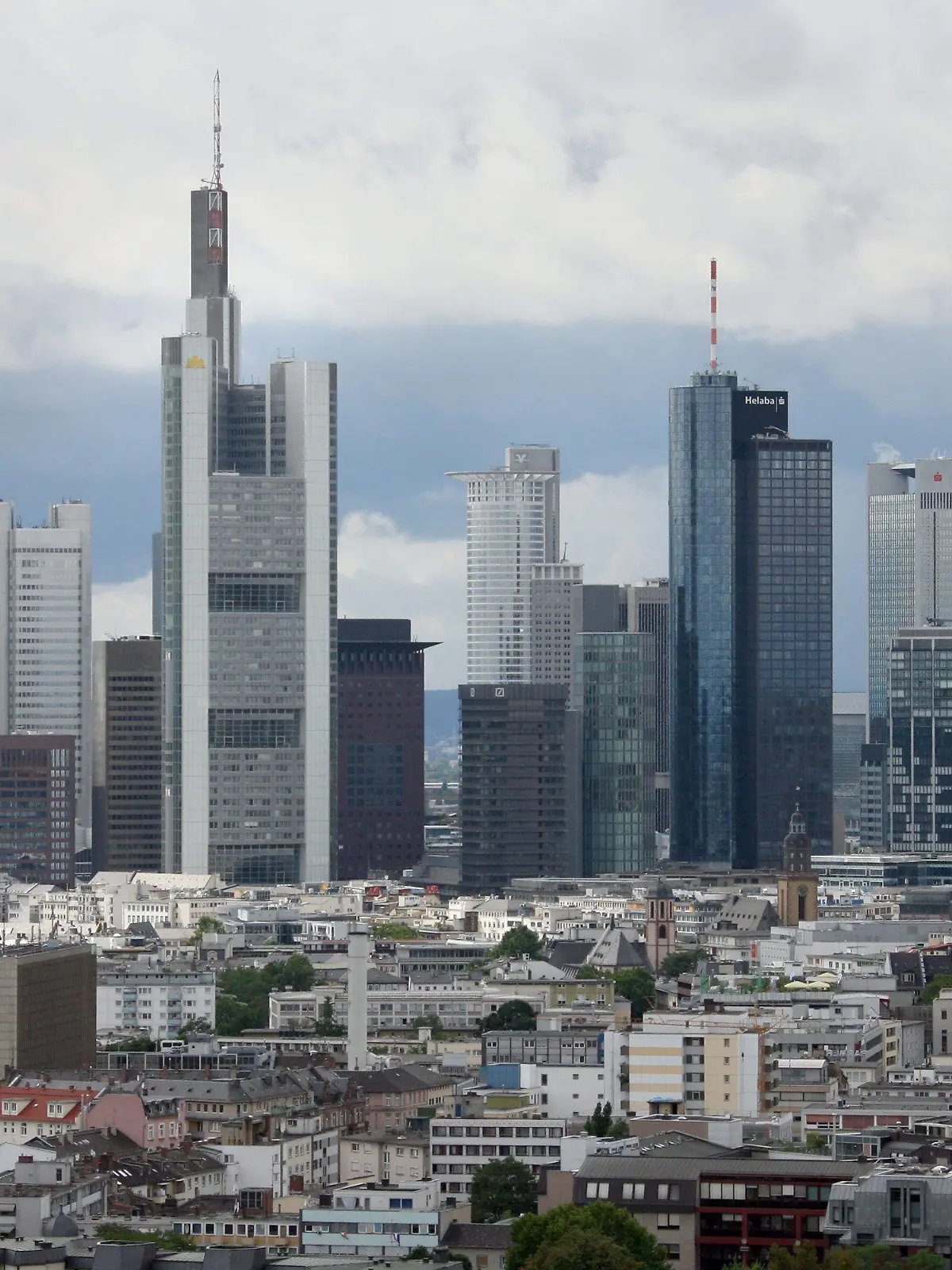 ARCHIV - Vor einer Kulisse aus dunklen Wolken erheben sich am 08.08.2008 die Hochhäuser der Banken in Frankfurt am Main über die Dächer der Mainmetropole. Die Bundesregierung hat am Montag (20.10.2008)  zu Beginn der neuen Börsenwoche strenge Auflagen für Leistungen aus dem milliardenschweren Rettungspaket für die Finanzbranche beschlossen. In einer Rechtsverordnung legte das Kabinett fest, Managergehälter in notleidenden Banken generell auf maximal 500 000 Euro pro Jahr zu begrenzen. Ausnahmen sind möglich. Foto: Boris Roessler dpa/lhe  +++(c) dpa - Bildfunk+++