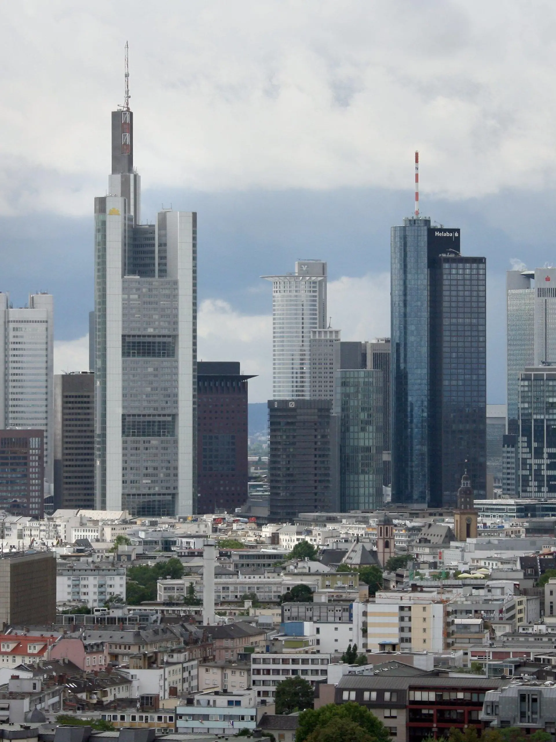 ARCHIV - Vor einer Kulisse aus dunklen Wolken erheben sich am 08.08.2008 die Hochhäuser der Banken in Frankfurt am Main über die Dächer der Mainmetropole. Die Bundesregierung hat am Montag (20.10.2008)  zu Beginn der neuen Börsenwoche strenge Auflagen für Leistungen aus dem milliardenschweren Rettungspaket für die Finanzbranche beschlossen. In einer Rechtsverordnung legte das Kabinett fest, Managergehälter in notleidenden Banken generell auf maximal 500 000 Euro pro Jahr zu begrenzen. Ausnahmen sind möglich. Foto: Boris Roessler dpa/lhe  +++(c) dpa - Bildfunk+++