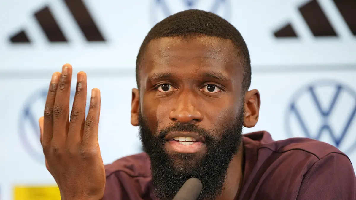 10.06.2023, Hessen, Frankfurt/Main: Fußball: Nationalmannschaft, vor dem Länderspiel gegen die Ukraine, Training (DFB-Campus): Antonio Rüdiger spricht in der Pressekonferenz der Fußball-Nationalmannschaft. Foto: Thomas Frey/dpa +++ dpa-Bildfunk +++