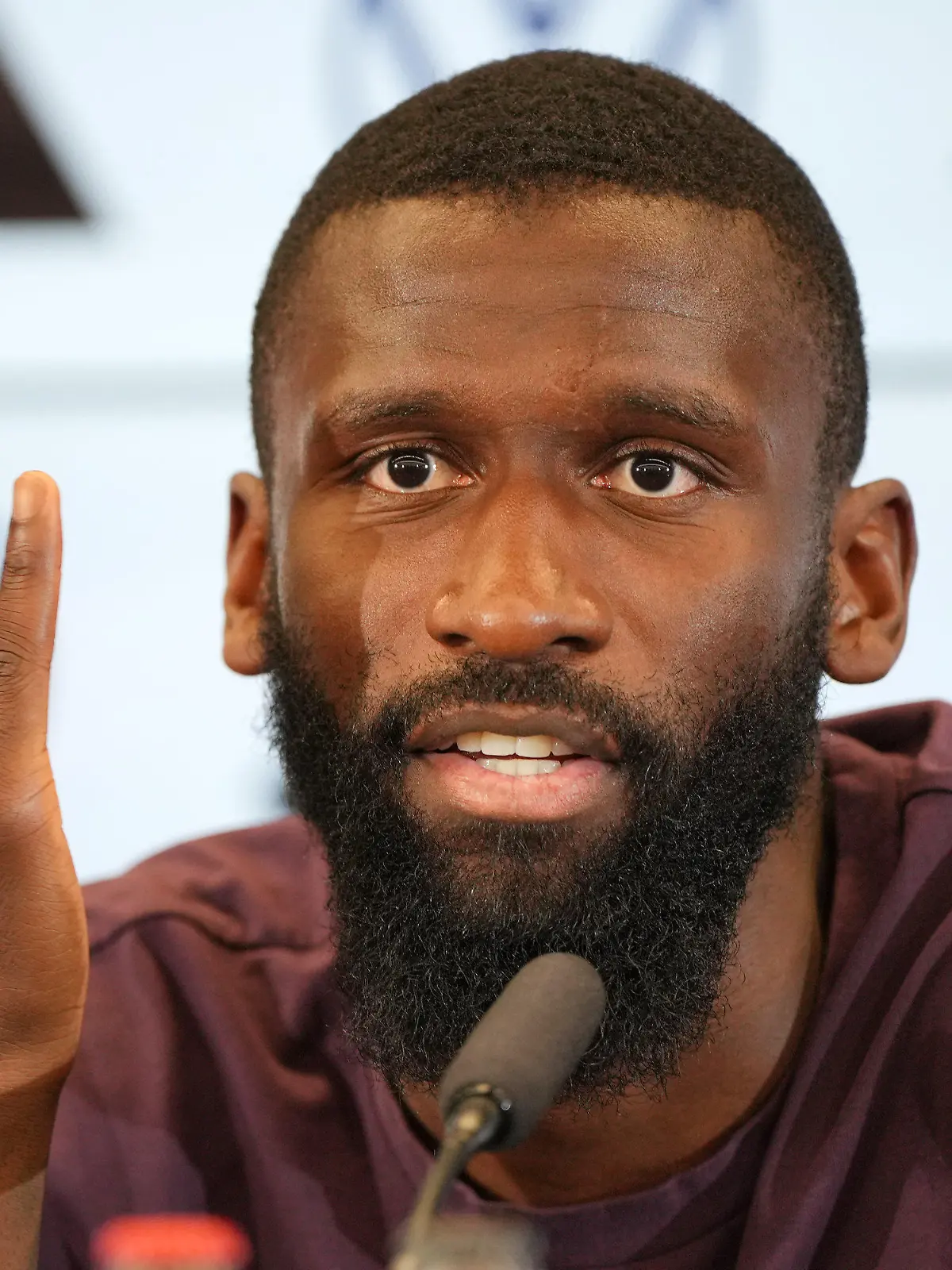 10.06.2023, Hessen, Frankfurt/Main: Fußball: Nationalmannschaft, vor dem Länderspiel gegen die Ukraine, Training (DFB-Campus): Antonio Rüdiger spricht in der Pressekonferenz der Fußball-Nationalmannschaft. Foto: Thomas Frey/dpa +++ dpa-Bildfunk +++