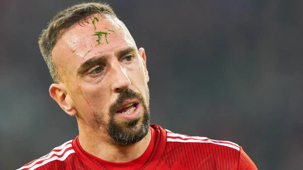 FC Bayern Soccer, November 03, 2018 Franck RIBERY, FCB 7 with grass on his head, half-size, portrait, FC BAYERN MUNICH - SC FREIBURG 1-1 - DFL REGULATIONS PROHIBIT ANY USE OF PHOTOGRAPHS as IMAGE SEQUENCES and/or QUASI-VIDEO - 1.German Soccer League , Munich, November 03, 2018 Season 2018/2019, matchday 10, FCB Photographer: Peter Schatz / MAGICS