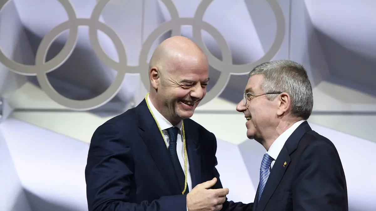 FIFA President Gianni Infantino, left, speaks with International Olympic Committee (IOC) president Thomas Bach, right, from Germany after he was elected as IOC member during the 135th Session of the International Olympic Committee (IOC) on the sideline of the the 3rd Winter Youth Olympic Games Lausanne 2020, at the SwissTech Convention Centre, in Lausanne, Switzerland, Friday, January 10, 2020. (KEYSTONE/Laurent Gillieron)