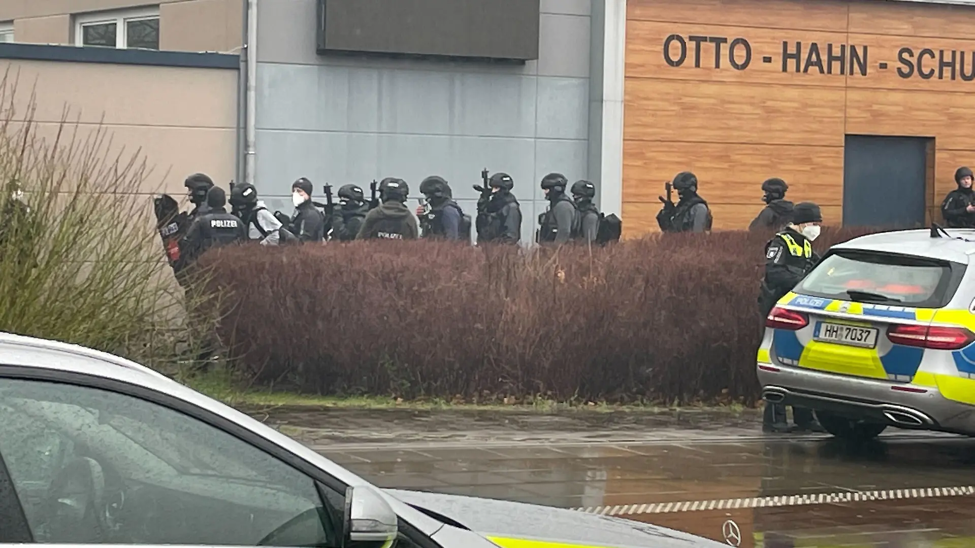Die Polizei Hamburg an der Otto-Hahn-Schule in Jenfeld