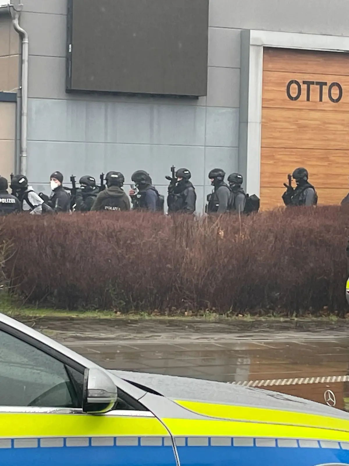 Die Polizei Hamburg an der Otto-Hahn-Schule in Jenfeld