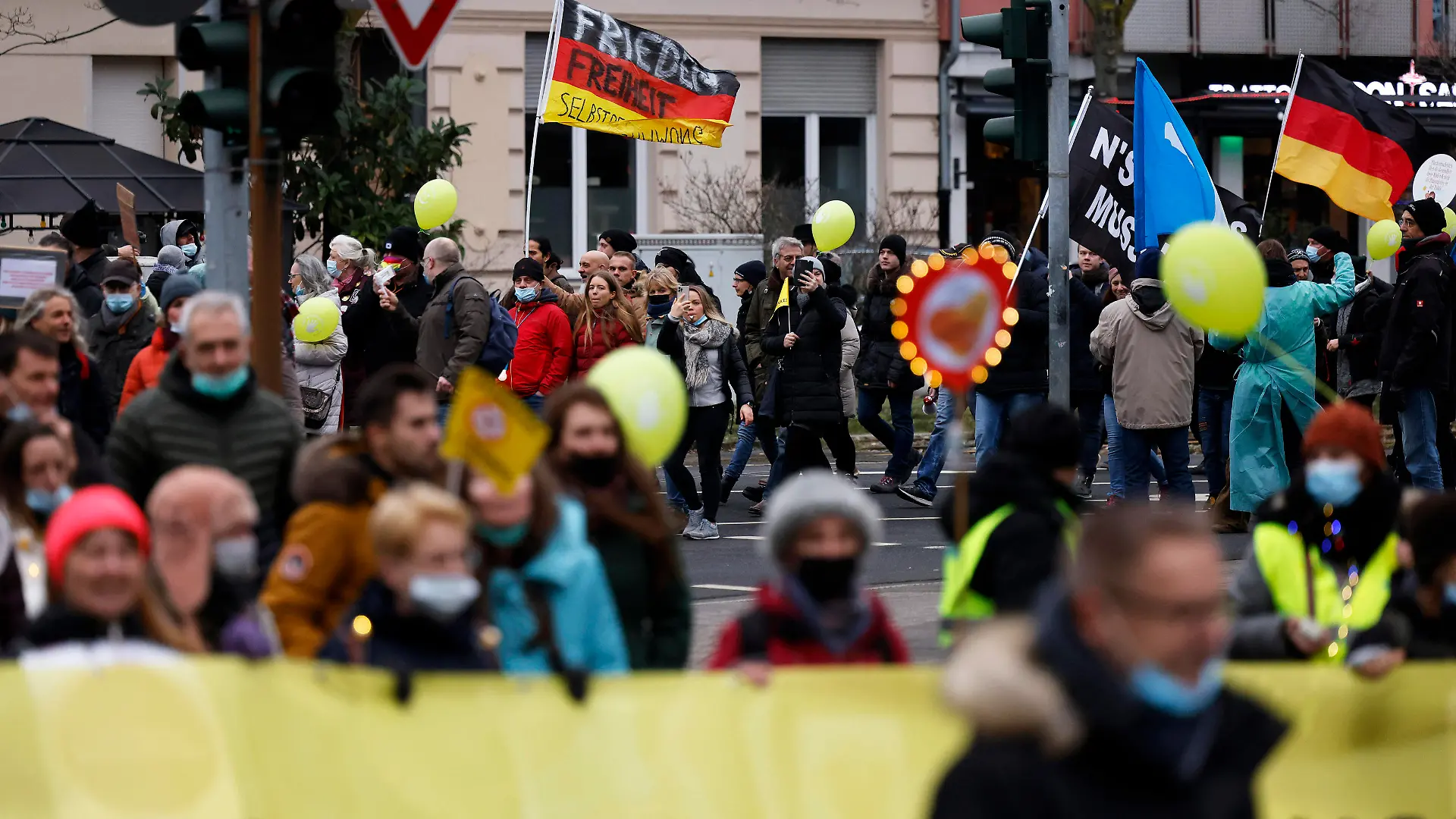Bei einer angemeldeten Demo unter dem Motto Nein zum Impfzwang demonstrierten etwa 9000 Gegner einer Impfpflicht mit einem Spaziergang gegen die Corona-Maßnahmen der Bundesregierung und für eine individuelle Impfentscheidung, Grundrechte und unversehrte Kinder - darunter auch viele Pflegekräfte, die wegen der Impfpflicht im Gesundheitsbereich ihren Job zu verlieren drohen. Düsseldorf, 22.01.2022 Foto:xC.xHardtx/xFuturexImage
