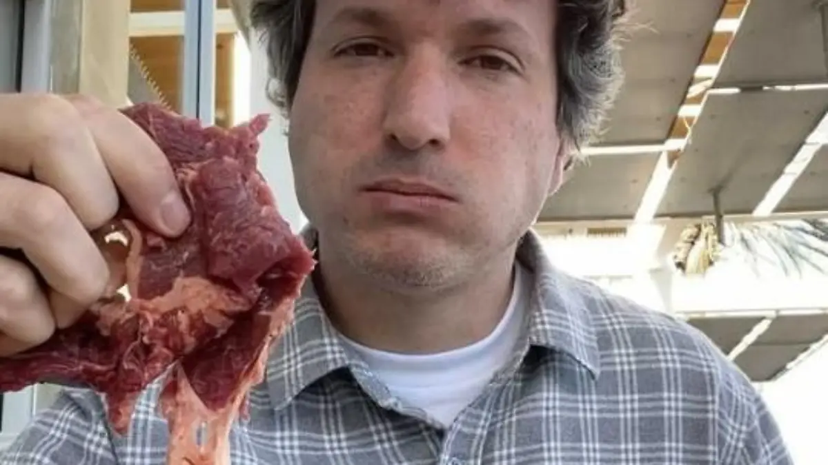 Der Verzehr von rohem Fleisch birgt viele gesundheitliche Risiken.