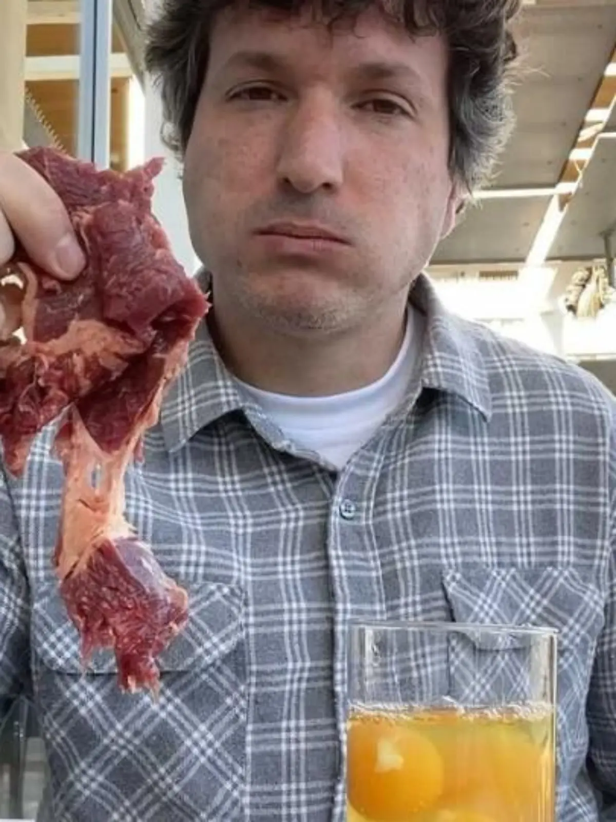 Der Verzehr von rohem Fleisch birgt viele gesundheitliche Risiken.