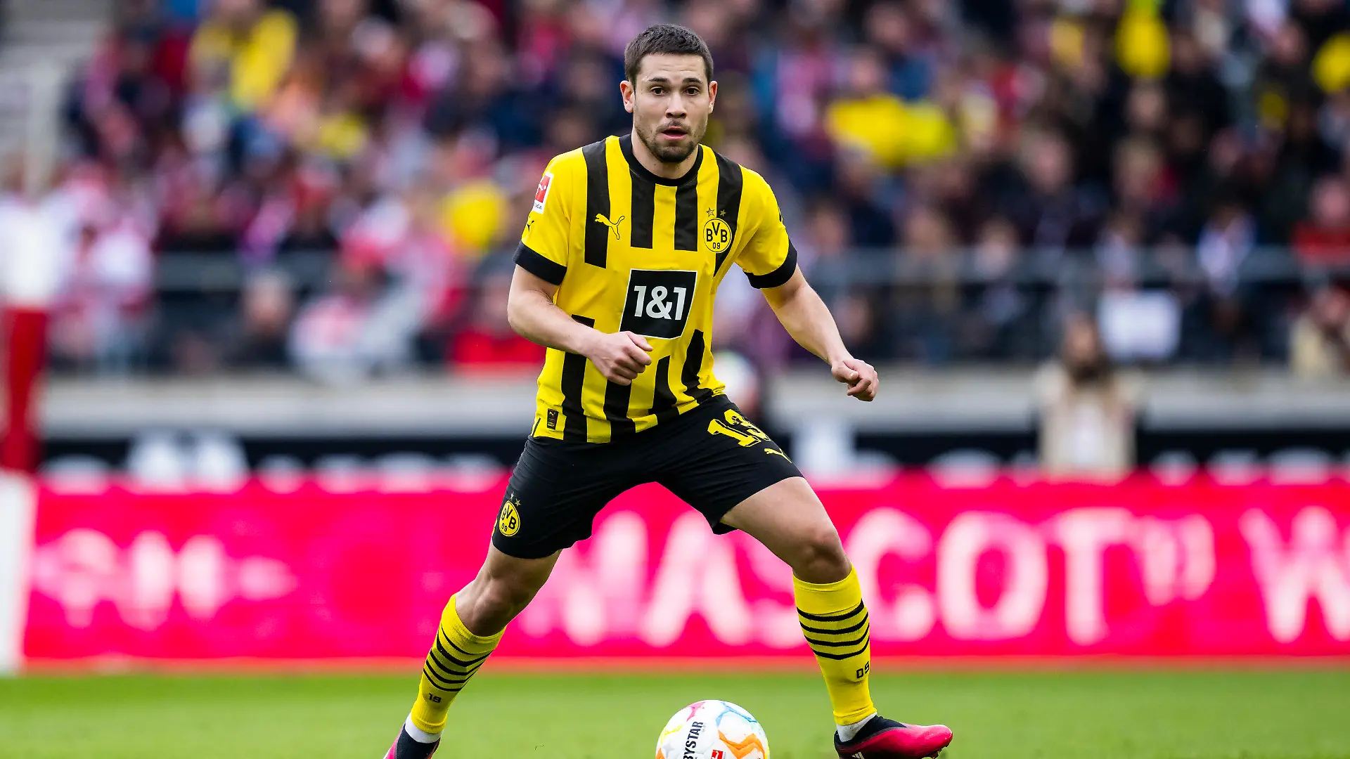 ARCHIV - 15.04.2023, Baden-Württemberg, Stuttgart: Fußball: Bundesliga, VfB Stuttgart - Borussia Dortmund, 28. Spieltag, Mercedes-Benz-Arena. Dortmunds Raphael Guerreiro in Aktion. Der Portugiese steht vor einem Wechsel zum FC Bayern. (zu dpa: «Medien: FC Bayern und Guerreiro einigen sich auf Dreijahres-Vertrag») Foto: Tom Weller/dpa +++ dpa-Bildfunk +++