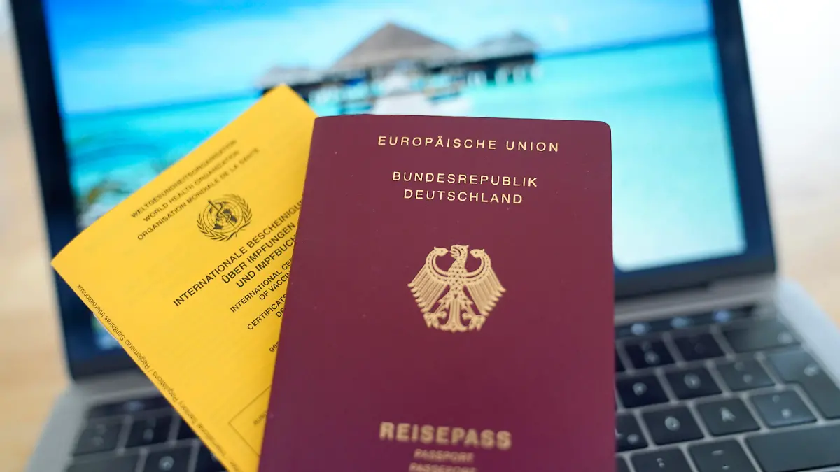 Symbolfoto Impfass und Reisepass und Urlaub 2021 Aktuell, Symbolbild eines Impfpass und eines Deutschen Reisepass der Europaeischen Union. Der Impfass dient als Bestaetigung der Corona Schutz Impfung gegen das Corona Virus bei Urlaubsreisen Deutschland *** Symbol photo vaccination certificate and passport and vacation 2021 Current, symbol picture of a vaccination certificate and a German passport of the European Union The vaccination certificate serves as confirmation of the Corona protection vaccination against the Corona virus with vacation travel Germany
