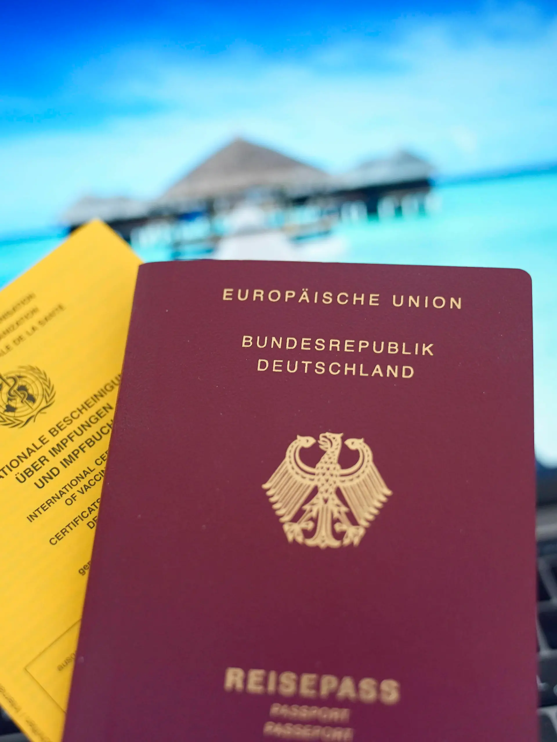  Symbolfoto Impfass und Reisepass und Urlaub 2021 Aktuell, Symbolbild eines Impfpass und eines Deutschen Reisepass der Europaeischen Union. Der Impfass dient als Bestaetigung der Corona Schutz Impfung gegen das Corona Virus bei Urlaubsreisen Deutschland *** Symbol photo vaccination certificate and passport and vacation 2021 Current, symbol picture of a vaccination certificate and a German passport of the European Union The vaccination certificate serves as confirmation of the Corona protection vaccination against the Corona virus with vacation travel Germany