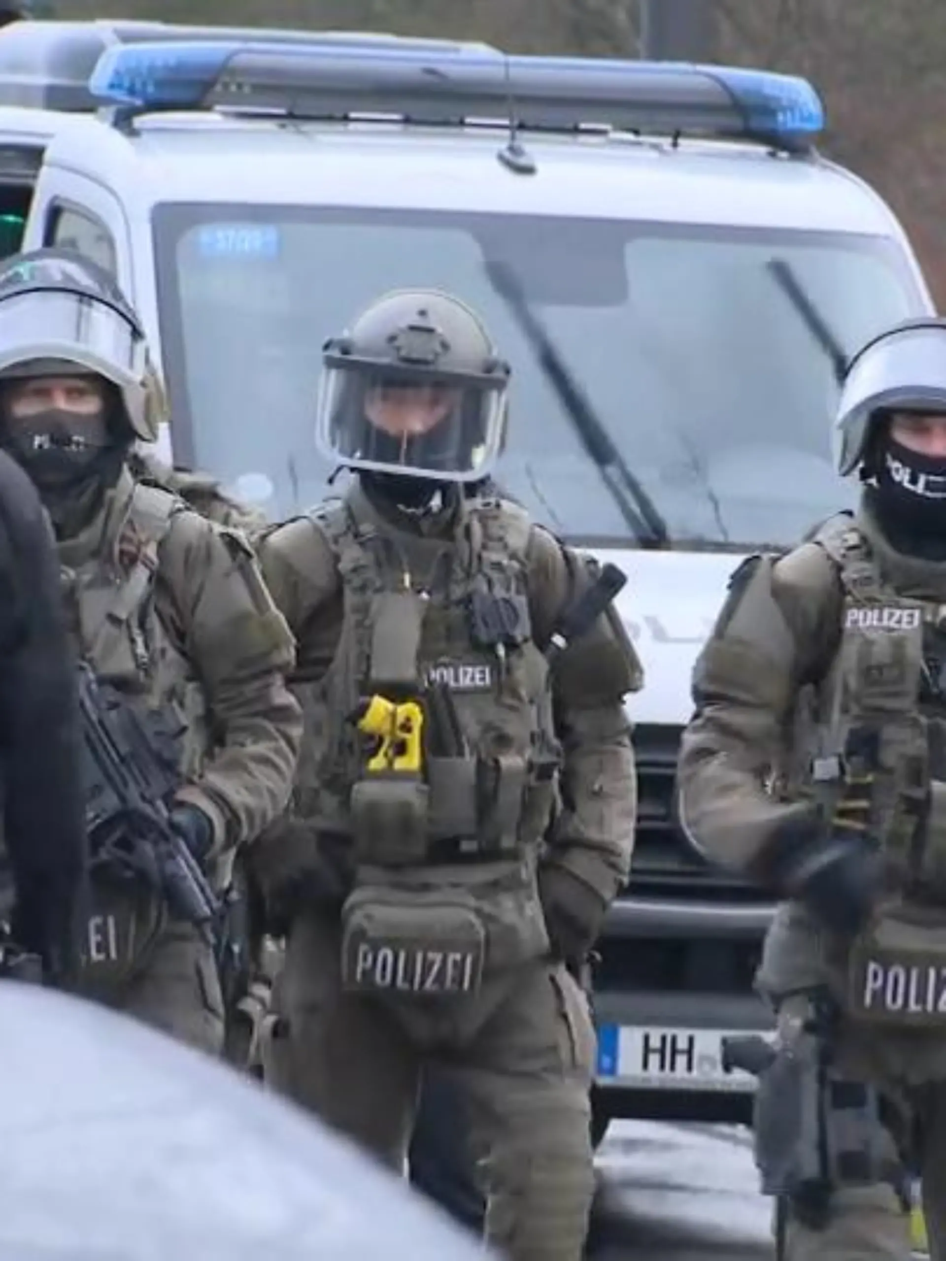 In Hamburg-Jenfeld läuft ein Großeinsatz der Polizei: Die Ermittler teilten auf Twitter mit, ein bewaffneter Jugendlicher habe die Otto-Hahn-Schule betreten. In einem weiteren Tweet heißt es, es sei doch nicht klar, ob der Bewaffnete die Schule wirklich betreten habe oder an ihr vorbei ging.