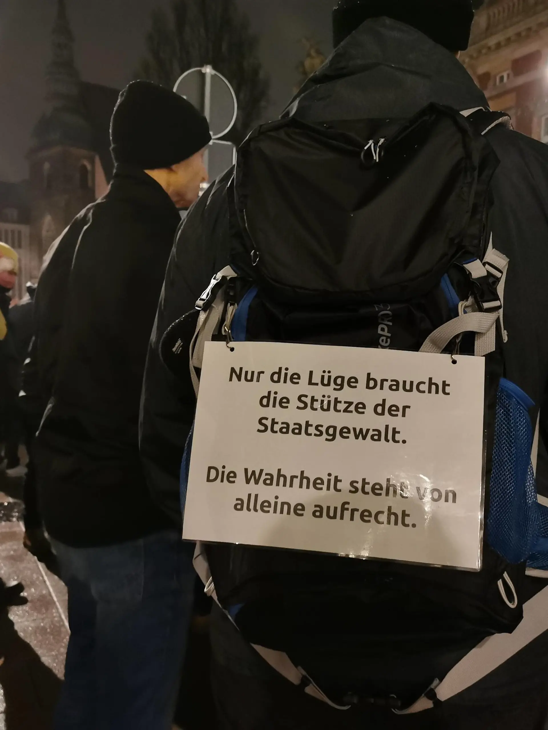 Erneut demonstrierten am Montag wieder mehrere hundert Menschen gegen die Coronamaßnahmen. Unter ihnen zahlreiche Teilnehmer mit Trump 2024 Fahnen. xxxMatthiasWehnertxxx Görlitz, der 31.01.2022 Erneut demonstrieren in Görlitz mehrere hundert Menschen gegen die Coronamaßnahmen, Görlitz Sachsen Deutschland Görlitz 