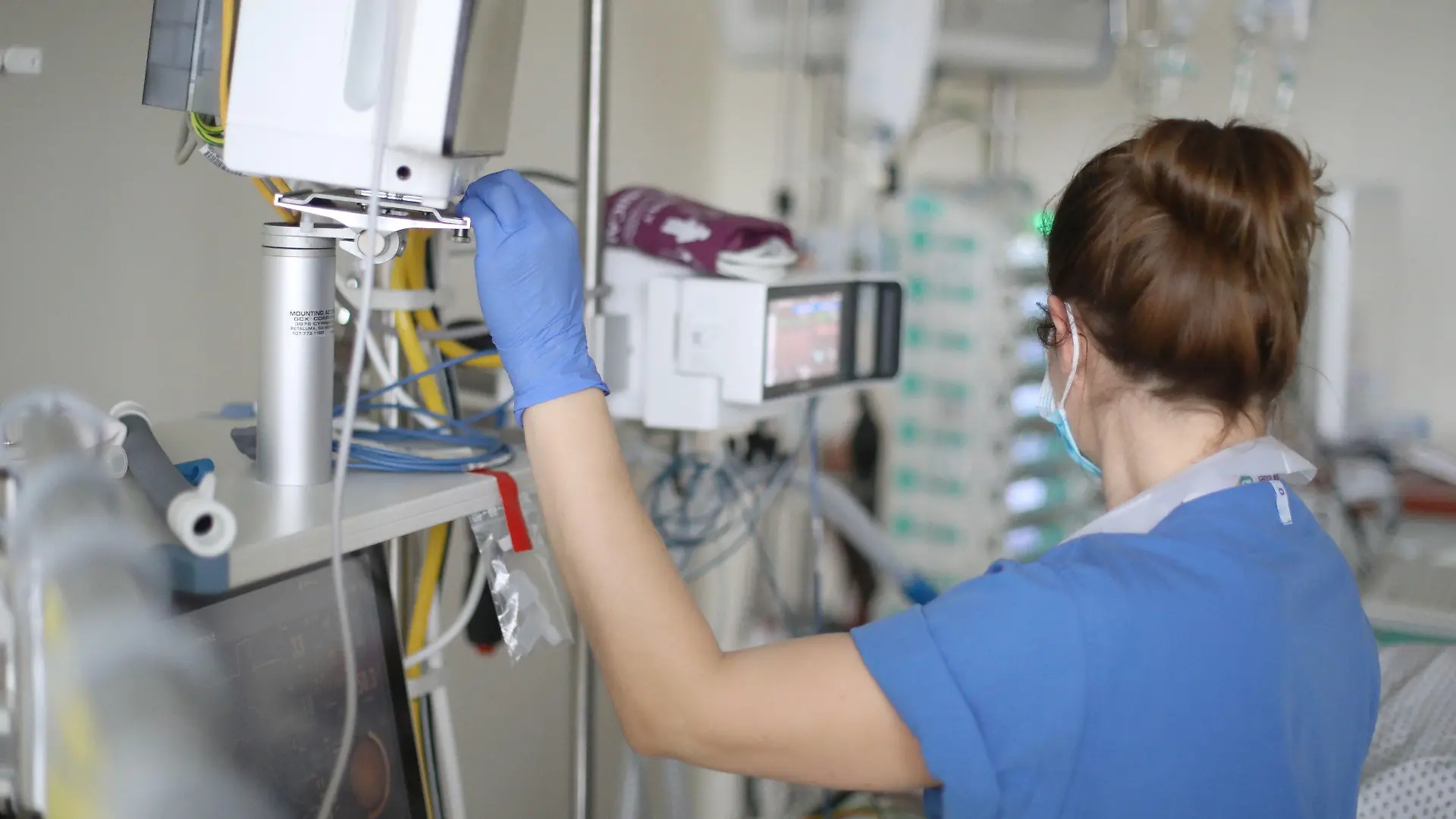 ARCHIV - 05.11.2021, Mecklenburg-Vorpommern, Rostock: Im Intensiv- und Überwachungsbereich im Klinikum Südstadt wird eine Patientin von einer Krankenschwester medizinisch versorgt. (zu dpa: "Omikron ist in den Krankenhäusern von MV angekommen") Foto: Danny Gohlke/dpa +++ dpa-Bildfunk +++