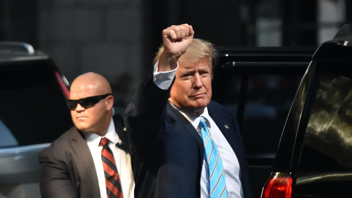 May 31, 2023, Manhattan, New York, United States: Former President of the United States Donald J. Trump throws his fist in the air to a crowd outside Trump Tower. Former President of the United States Donald J. Trump departed Trump Tower in Manhattan for a two day trip to Des Moines, Iowa. Former President of the United States Donald J. Trump waved to the crowd outside Trump Tower prior to his departure and threw his fist in the air to the crowd. (Credit Image: © Kyle Mazza/SOPA Images via ZUMA Press Wire) / action press