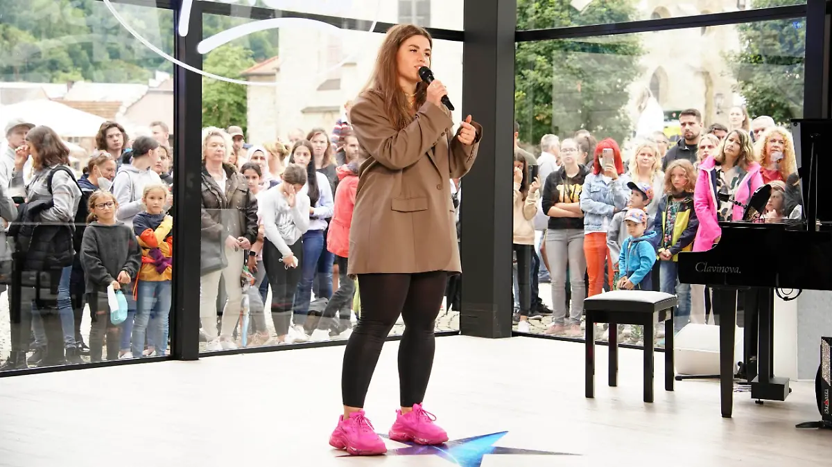 Raphaela Spirydowicz aus Augsburg.
Die Verwendung des sendungsbezogenen Materials ist nur mit dem Hinweis und Verlinkung auf RTL+ gestattet.