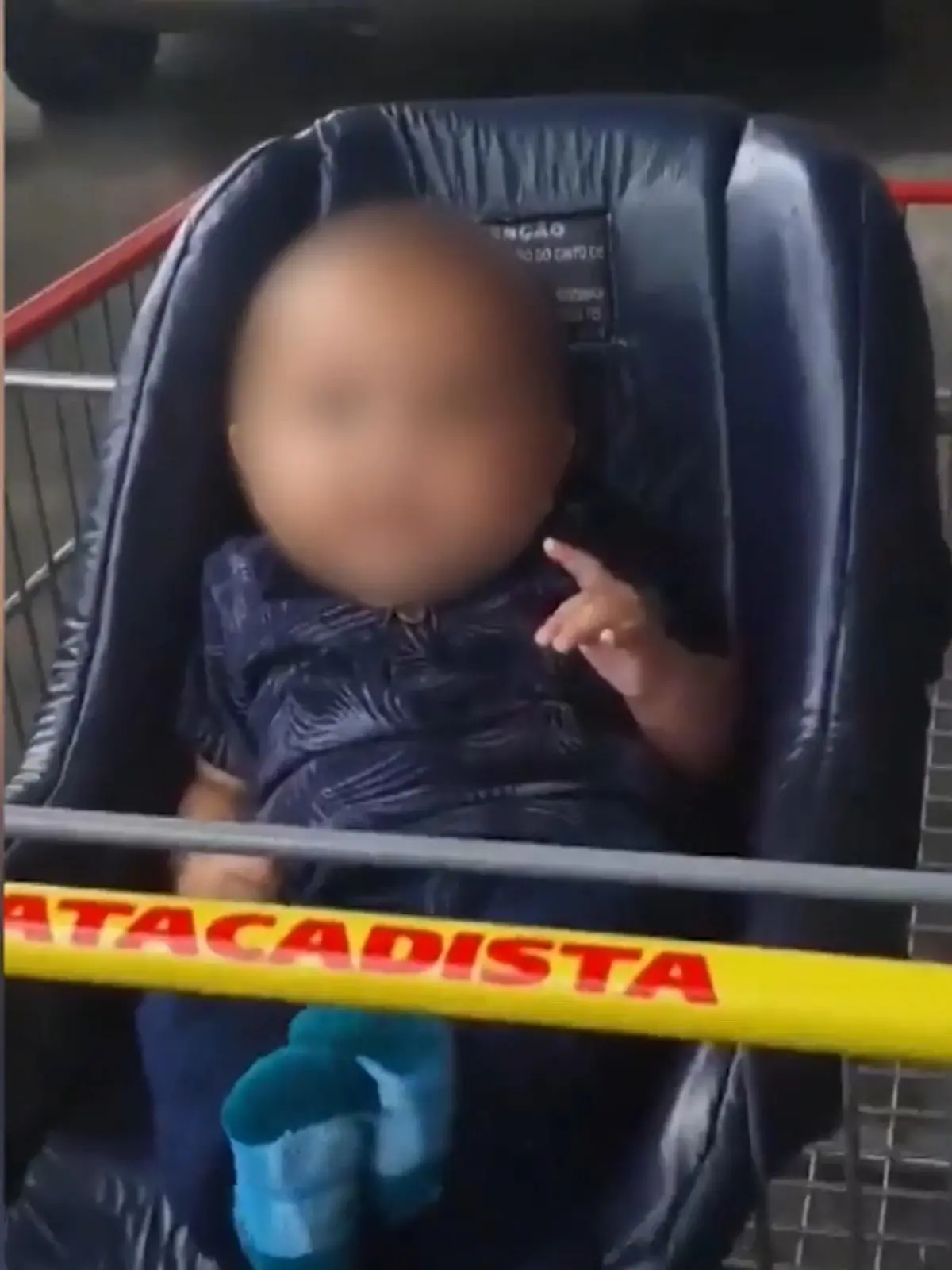 Wer kleine Kinder hat, kennt das: viel Stress, viel zu wenig Schlaf und viel zu viel Kaffee. Resultat ist eine ausgewachsene „Eltern-Demenz“: Dinge werden verlegt und Termine vergessen. Aber vergisst man deswegen sogar sein Baby im Supermarkt? So geschehen in der brasilianischen Stadt Lages. Was die Eltern angaben, als sie von der Polizei befragt wurden, sehen Sie im Video.