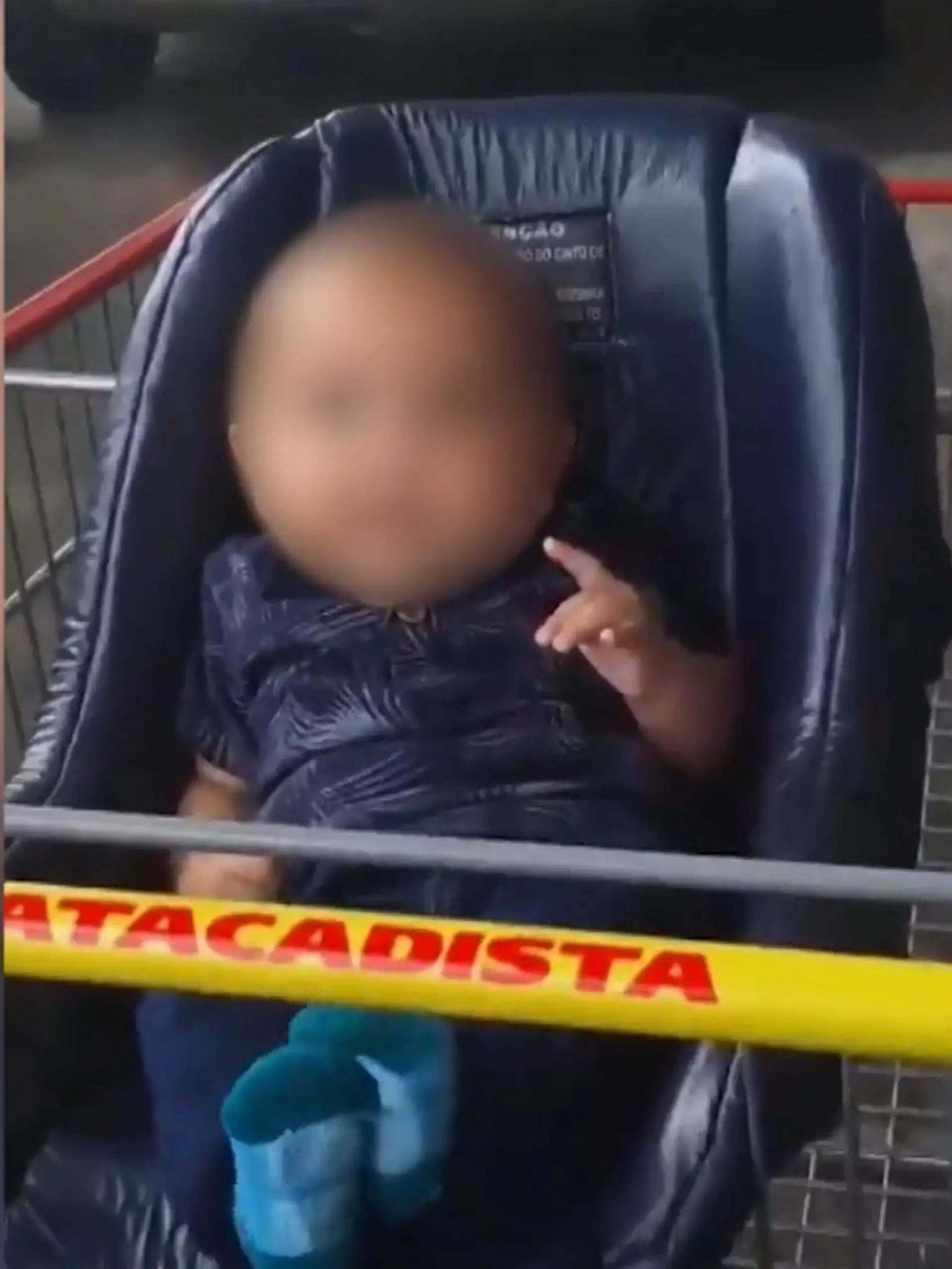 Wer kleine Kinder hat, kennt das: viel Stress, viel zu wenig Schlaf und viel zu viel Kaffee. Resultat ist eine ausgewachsene „Eltern-Demenz“: Dinge werden verlegt und Termine vergessen. Aber vergisst man deswegen sogar sein Baby im Supermarkt? So geschehen in der brasilianischen Stadt Lages. Was die Eltern angaben, als sie von der Polizei befragt wurden, sehen Sie im Video.