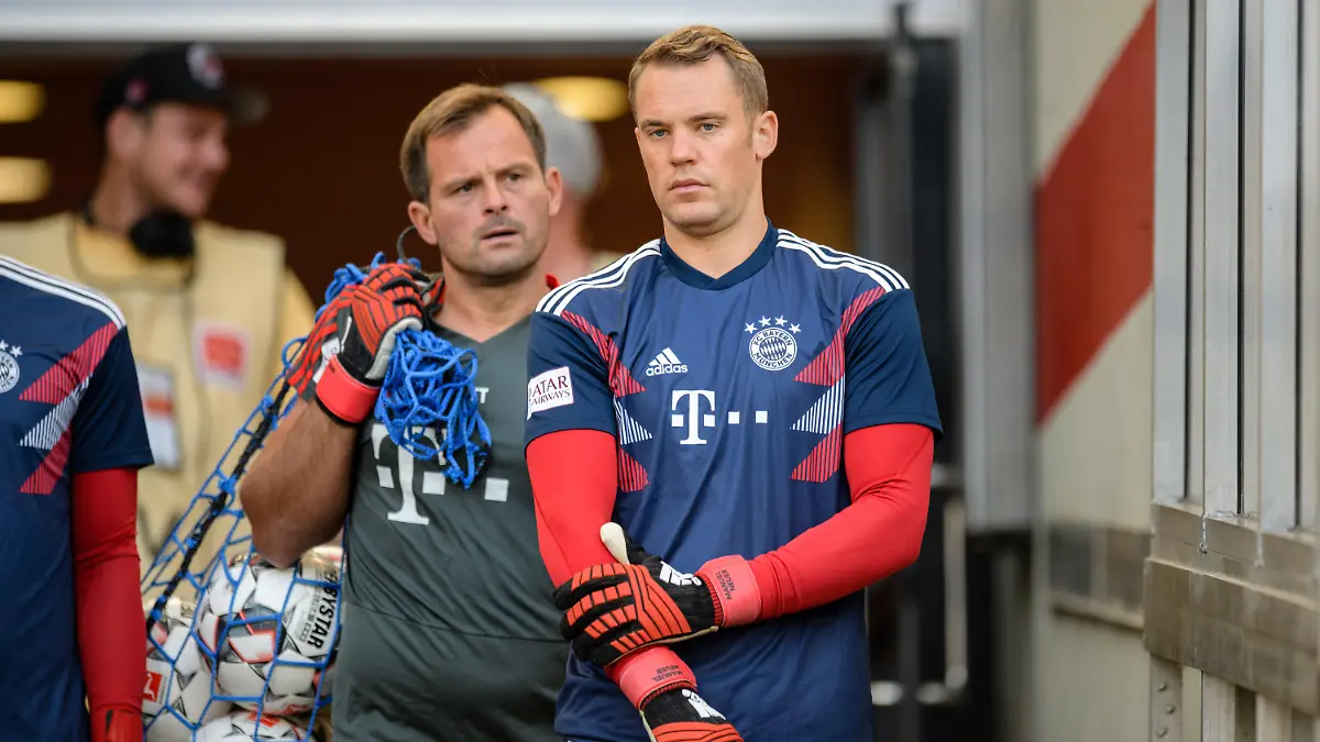ARCHIV - 01.09.2018, Baden-Württemberg, Stuttgart: 01.09.2018, Baden-Württemberg, Stuttgart: Fußball: Bundesliga, VfB Stuttgart - Bayern München, 2. Spieltag in der Mercedes-Benz-Arena. Manuel Neuer vom FC Bayern München (r) kommt vor Spielbeginn mit Torwarttrainer Toni Tapalovic aus dem Spielertunnel. Die Bayern haben sich von Tapalovic getrennt. (zu dpa: «Neuers Frust-Wumms erschüttert den FC Bayern: Ego-Trip «zur Unzeit»?») Foto: Matthias Balk/dpa +++ dpa-Bildfunk +++