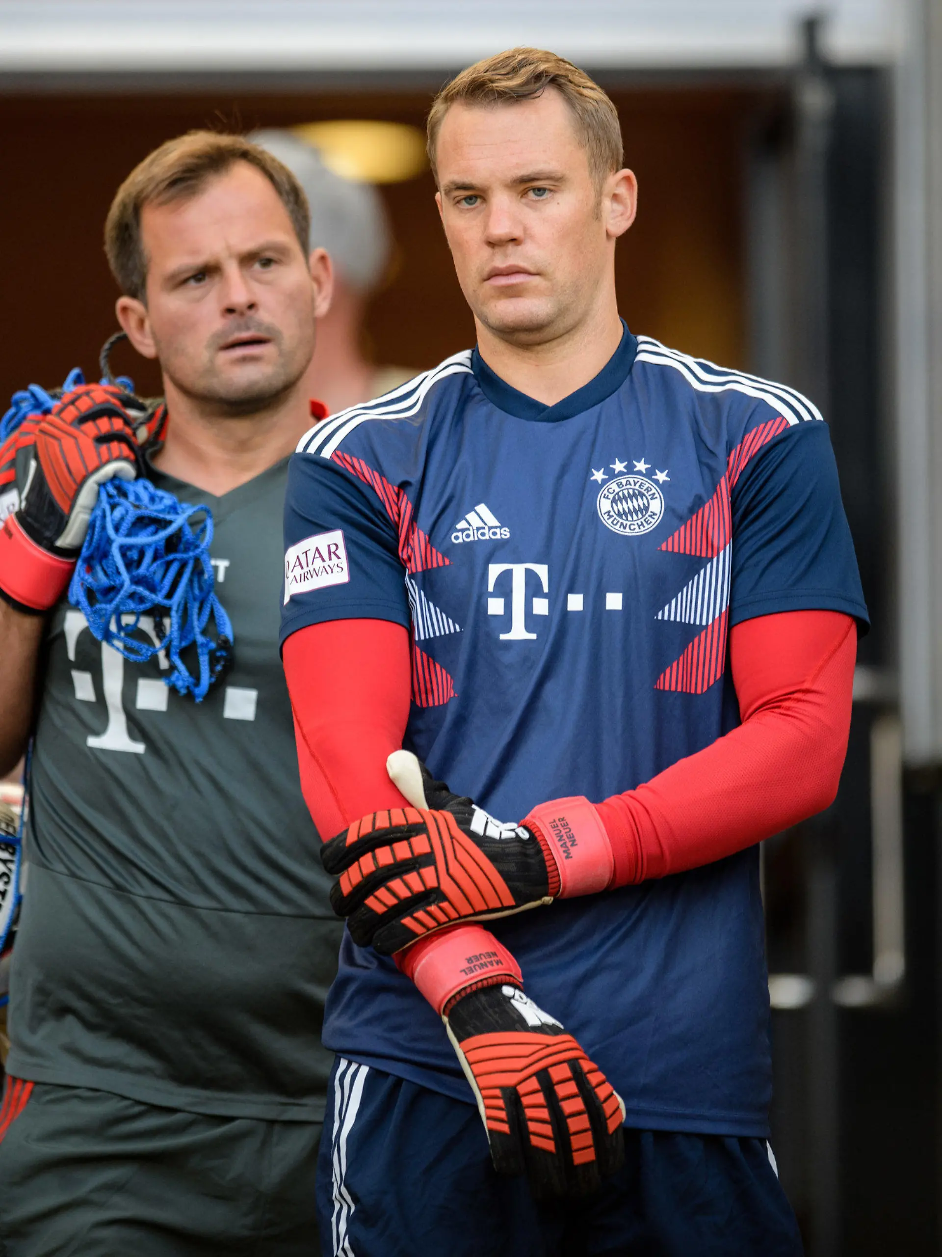 ARCHIV - 01.09.2018, Baden-Württemberg, Stuttgart: 01.09.2018, Baden-Württemberg, Stuttgart: Fußball: Bundesliga, VfB Stuttgart - Bayern München, 2. Spieltag in der Mercedes-Benz-Arena. Manuel Neuer vom FC Bayern München (r) kommt vor Spielbeginn mit Torwarttrainer Toni Tapalovic aus dem Spielertunnel. Die Bayern haben sich von Tapalovic getrennt. (zu dpa: «Neuers Frust-Wumms erschüttert den FC Bayern: Ego-Trip «zur Unzeit»?») Foto: Matthias Balk/dpa +++ dpa-Bildfunk +++