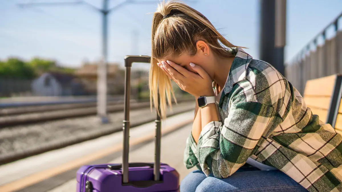 Frau hat Stress beim Bahnfahren.