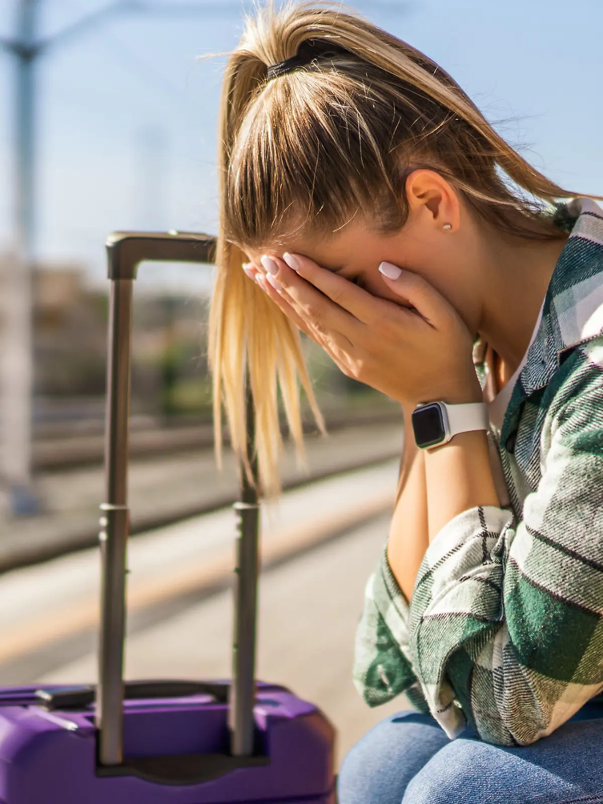 Frau hat Stress beim Bahnfahren.