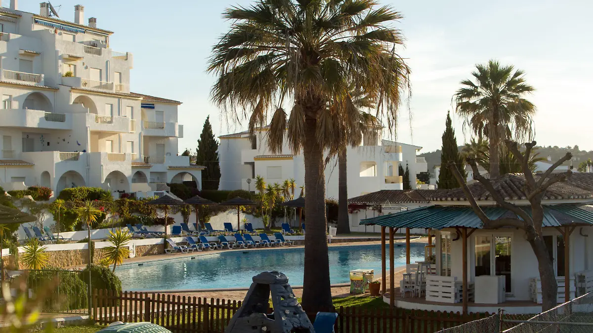 ARCHIV - 02.05.2017, Großbritannien, Praia Da Luz: Der Pool des «Ocean Clubs», der neben dem Apartment 5A liegt, in dem die britische Familie McCann 2007 Urlaub machte. Im Fall des vor gut 13 Jahren in Portugal verschwundenen britischen Mädchens Madeleine «Maddie» McCann steht ein 43 Jahre alter Deutscher unter Mordverdacht. Foto: Steve Parsons/PA Wire/dpa +++ dpa-Bildfunk +++