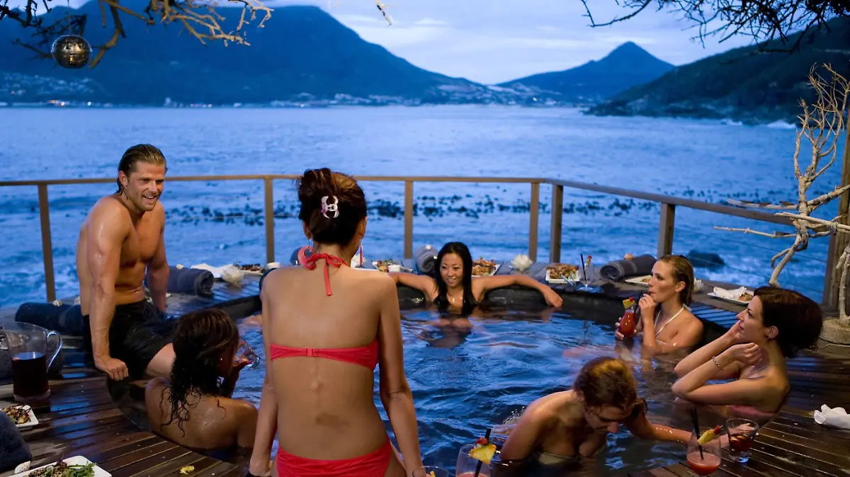 Zur Entspannung nach dem Schnorcheln hat Paul (li.) die noch verbliebenen Damen ins Spa eingeladen, um das Date in der Jacuzzi gemütlich ausklingen zu lassen.