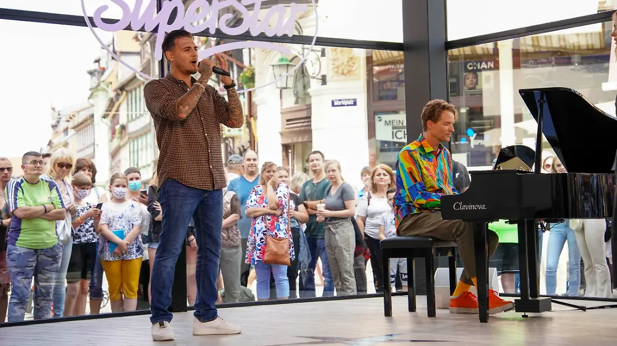 Daniel Muhadzeri (l.) aus Wien wird von Jurymitglied Toby Gad am Klavier begleitet.
Die Verwendung des sendungsbezogenen Materials ist nur mit dem Hinweis und Verlinkung auf RTL+ gestattet.