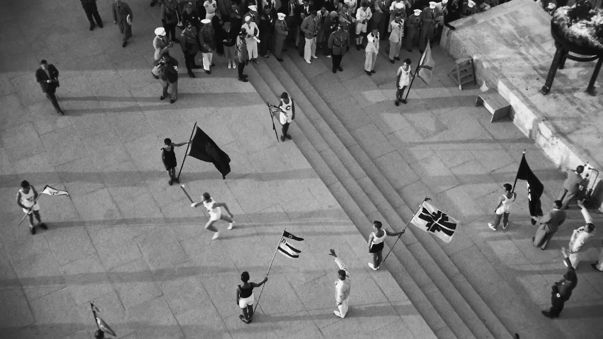 8-1936-8-1-A2-13 Olymp. Spiele/ Staffellauf /Olymp. Feuer / Foto 1936 Berlin, 1. August 1936. Eroeffnung der XI. Olympischen Spiele. - Staffellauf mit dem olympischen Feuer: Fackellaeufer im Olympiastadion nach dem Entzuenden des Feuers. - Foto.