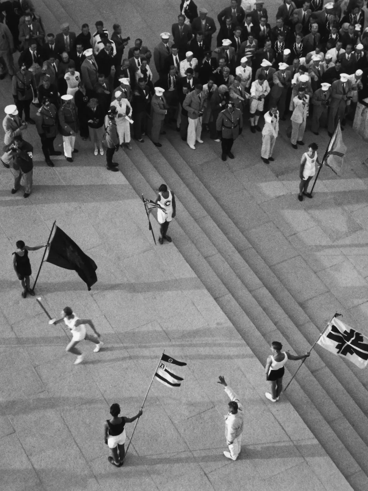 8-1936-8-1-A2-13 Olymp. Spiele/ Staffellauf /Olymp. Feuer / Foto 1936 Berlin, 1. August 1936. Eroeffnung der XI. Olympischen Spiele. - Staffellauf mit dem olympischen Feuer: Fackellaeufer im Olympiastadion nach dem Entzuenden des Feuers. - Foto.