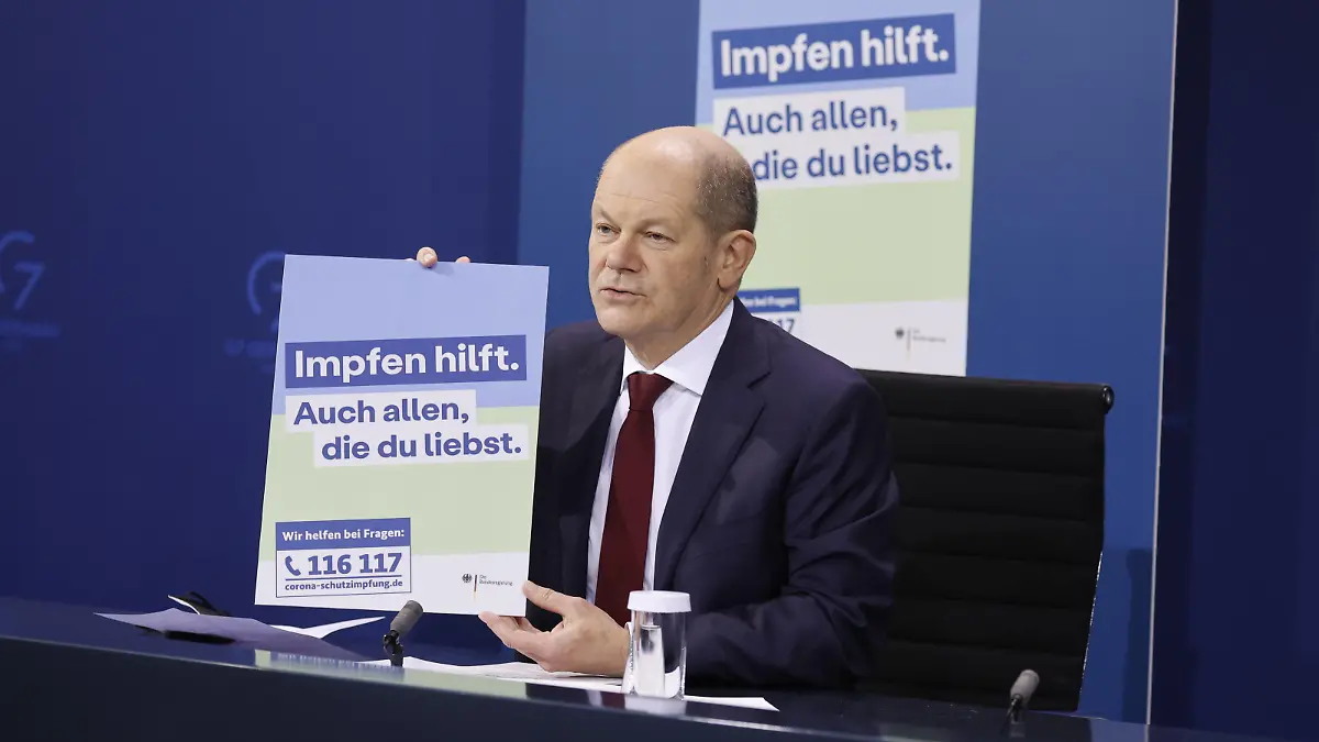 News Themen der Woche KW04 News Bilder des Tages Olaf Scholz, Bundeskanzler der Bundesrepublik Deutschland, Berlin, Pressekonferenz von BK Scholz, MP Wüst und der RBMin Giffey im Anschluss an die Beratung mit den Regierungschefinnen und Regierungschefs der Länder zur aktuellen Lage der Corona-Pandemie *** Olaf Scholz, Chancellor of the Federal Republic of Germany, Berlin, Press conference of BK Scholz, MP Wüst and the RBMin Giffey following the consultation with the heads of government of the federal states on the current situation of the Corona pandemic.
