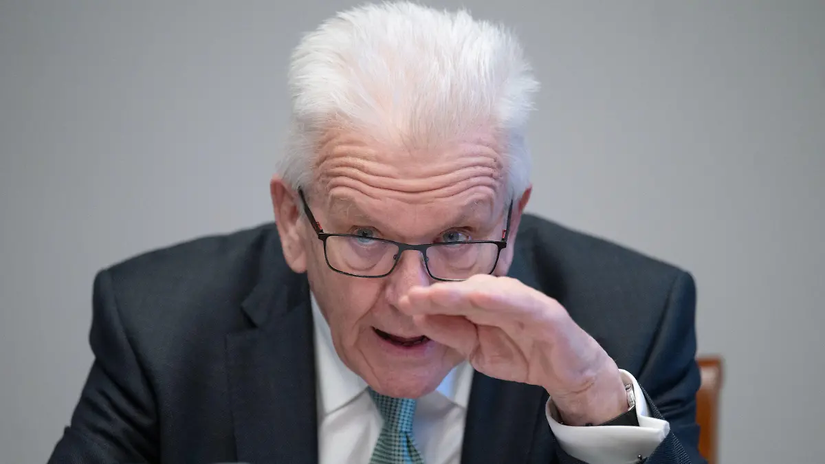 ARCHIV - 17.12.2021, Baden-Württemberg, Stuttgart: Winfried Kretschmann (Bündnis 90/Die Grünen), Ministerpräsident von Baden-Württemberg, nimmt an einem Gespräch mit der Deutschen Presse-Agentur (dpa) teil. (Zu dpa: «Kretschmann rechnet mit grünem Bundestagswahlkampf ab» vom 28.01.) Foto: Marijan Murat/dpa +++ dpa-Bildfunk +++