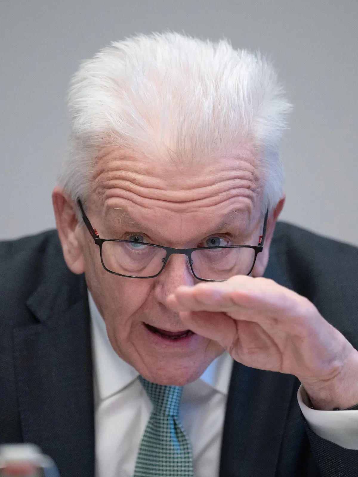 ARCHIV - 17.12.2021, Baden-Württemberg, Stuttgart: Winfried Kretschmann (Bündnis 90/Die Grünen), Ministerpräsident von Baden-Württemberg, nimmt an einem Gespräch mit der Deutschen Presse-Agentur (dpa) teil. (Zu dpa: «Kretschmann rechnet mit grünem Bundestagswahlkampf ab» vom 28.01.) Foto: Marijan Murat/dpa +++ dpa-Bildfunk +++