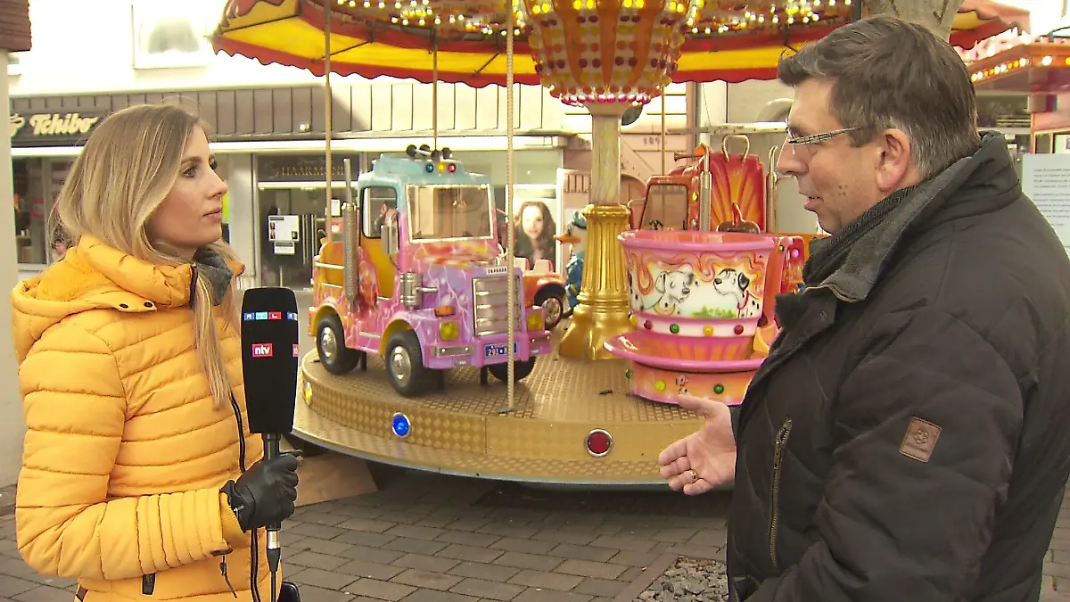 Ein emotionales Interview: RTL-Reporterin Sarah Thoemmes trifft Schausteller Markus Schneider vor seinem rekonstruierten Lieblings-Fahrgeschäft.