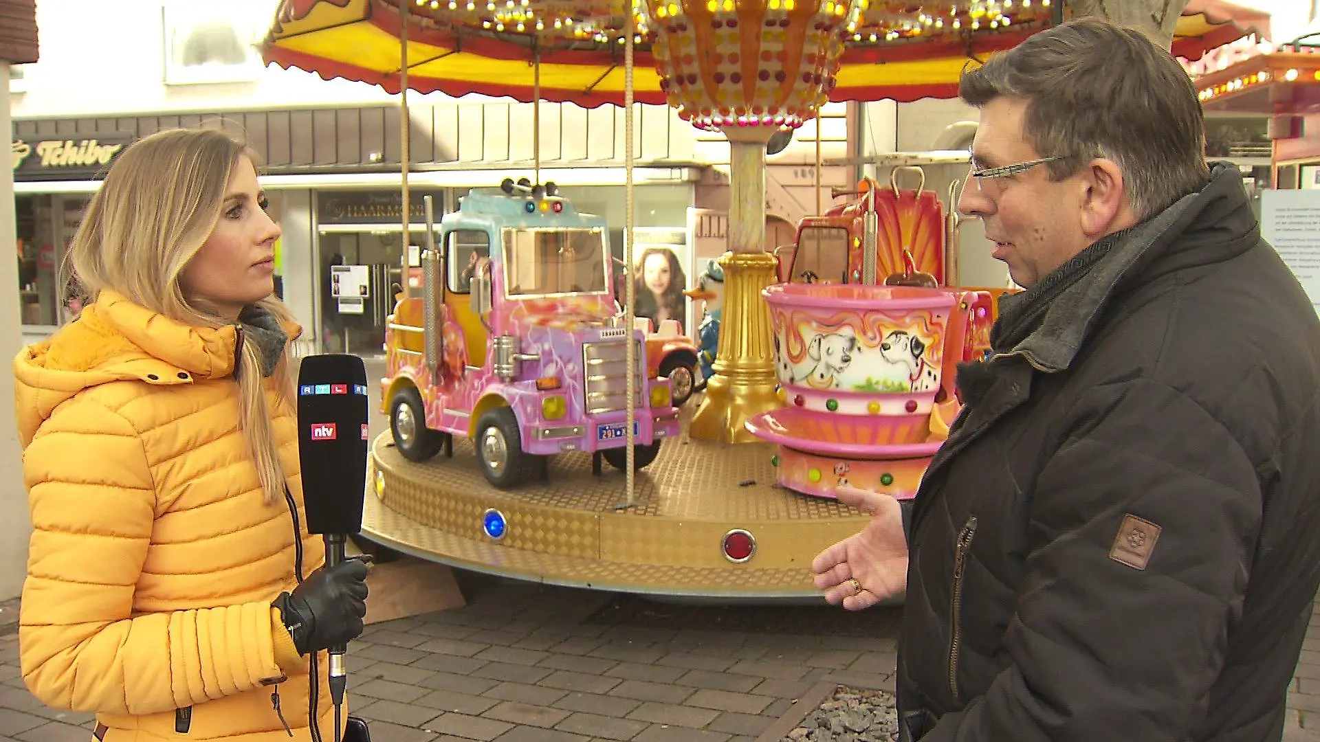Ein emotionales Interview: RTL-Reporterin Sarah Thoemmes trifft Schausteller Markus Schneider vor seinem rekonstruierten Lieblings-Fahrgeschäft.