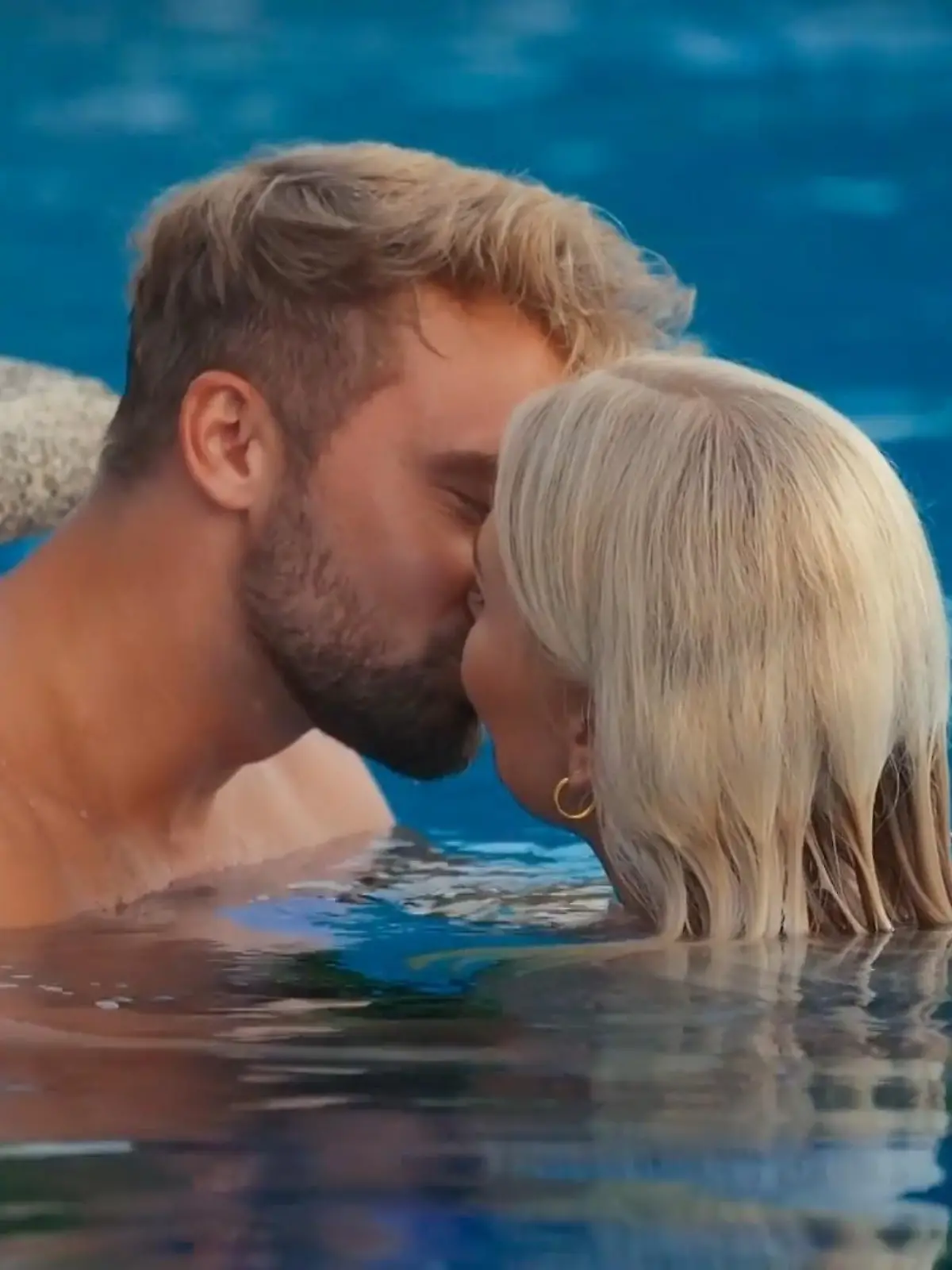 Nele Wüstenberg ist die erste Kandidatin, die Dominik küsst.