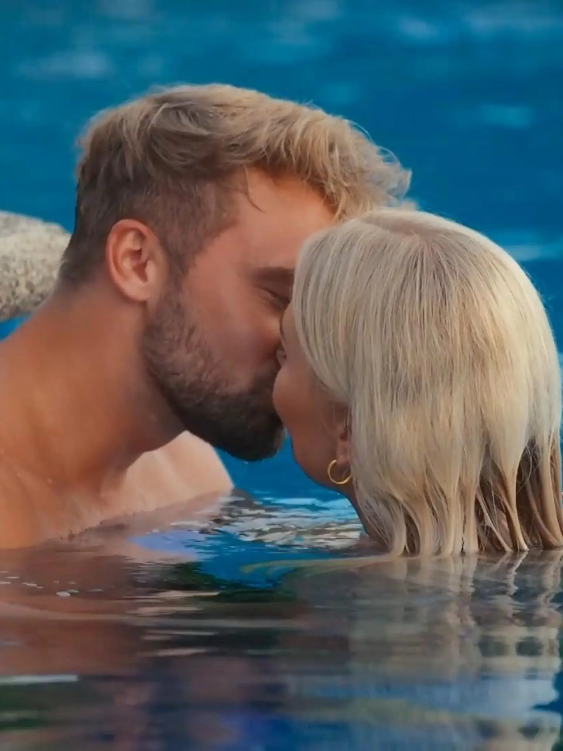 Nele Wüstenberg ist die erste Kandidatin, die Dominik küsst.