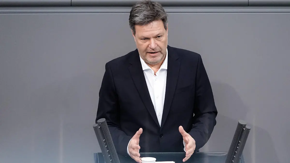 15. Bundestagssitzung und Debatte Aktuell,28.01.2022 Berlin, Wirtschafts- und Klimaminister Robert Habeck Gruene im Portrait bei Rede zum Tagesordnungspunkt Regierungserklaerung Jahreswirtschaftsbericht 2022,Jahresgutachten 2021/22 des Sachverstaendigenrates bei der 15. Sitzung des Deutschen Bundestag in Berlin Berlin Berlin Deutschland *** 15 Bundestag session and debate Current,28 01 2022 Berlin, Economy and Climate Minister Robert Habeck Gruene in portrait at speech on agenda item government declaration Annual Economic Report 2022,Annual Report 2021 22 of the Council of Experts at the 15 session of the German Bundestag in Berlin Berlin Germany