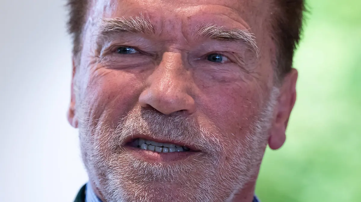 ARCHIV - 27.09.2022, Bayern, München: Arnold Schwarzenegger, Schauspieler und ehemaliger Gouverneur von Kalifornien, bei der Verleihung des blauen Panthers (Bayerischer Filmpreis). (zu dpa: "Schwarzenegger gratuliert «Legende» Eastwood zum 93. Geburtstag") Foto: Sven Hoppe/dpa +++ dpa-Bildfunk +++