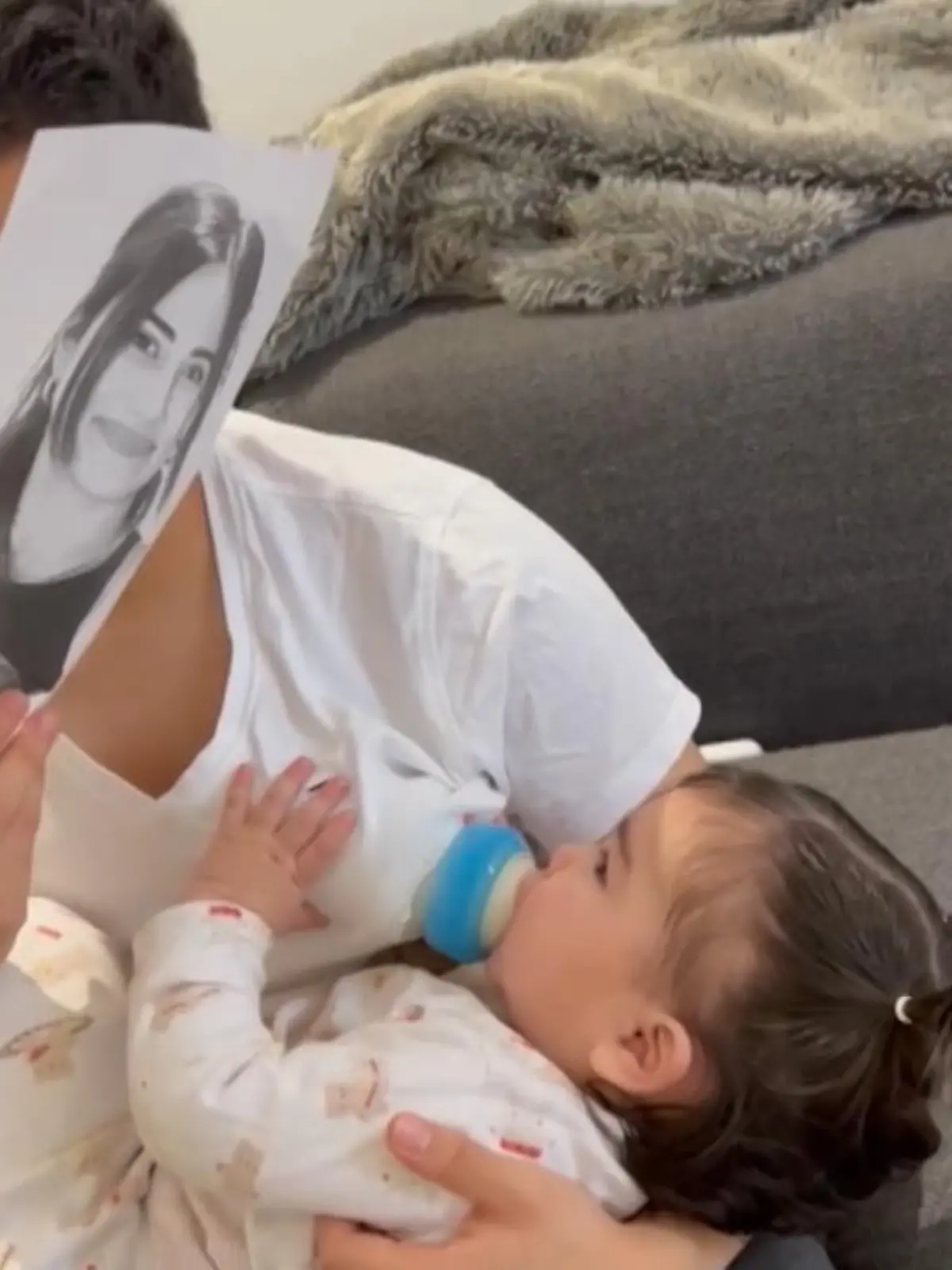 Die kleine Celine Mavorama (11 Monate) mag nur frische Muttermilch. Als Mama  verhindert ist, überlegt sich Papa Irvin einen genialen Trick, um seine Tochter doch satt zu bekommen