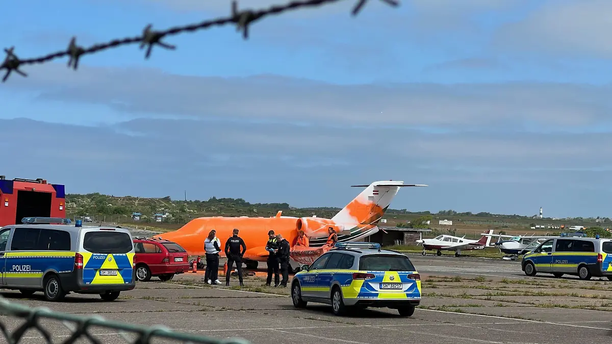 06.06.2023, Sylt: Ein von Klimaschutz-Demonstranten der Initiative Letzte Generation mit oranger Farbe besprühter Jet steht auf einem Rollfeld. (zu dpa: «Klima-Demonstranten besprühen Privatjet auf Sylt mit Farbe») Foto: Julius Schreiner/TNN/dpa +++ dpa-Bildfunk +++