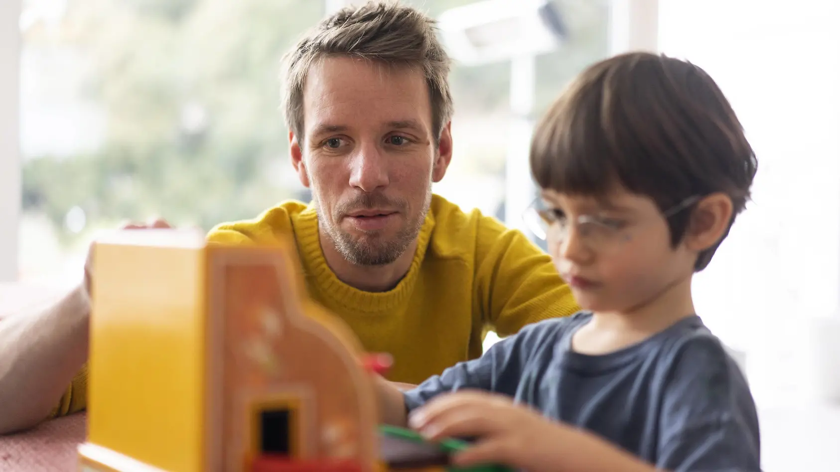 Father and son playing with a toy till model released Symbolfoto property released PUBLICATIONxINxGE