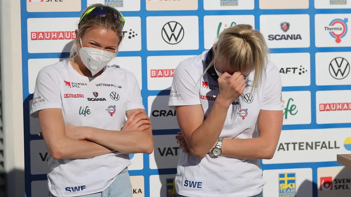 OBERSTDORF 20210301 Frida Karlsson och Maja Dahlqvist, tv? i kvartetten som presenteras till tisdagens lopp, 10 km f?r damer, vid en presstr?ff under skid-vm i Obersdorf. Foto: Adam Ihse / TT kod 9200 *** Bilden ing?r i SPORTPAKET. F?r ?vriga BETALBILD ***