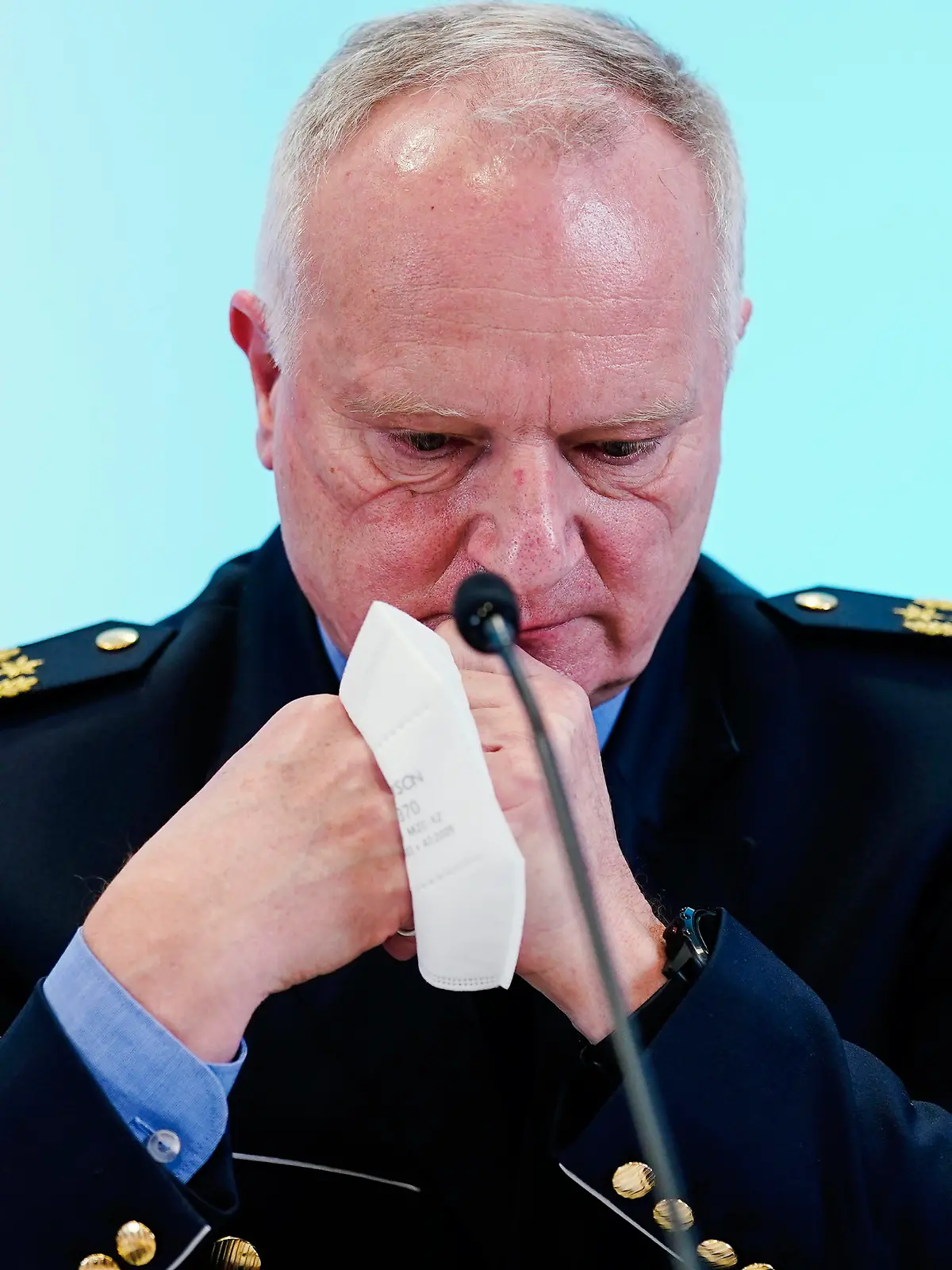 01.02.2022, Rheinland-Pfalz, Kaiserslautern: Michael Denne, Polizeipräsident des Polizeipräsidiums Westpfalz, sitzt bei einer Pressekonferenz. Am Vortag wurden eine Polizistin und ein Polizist bei der Durchführung einer Verkehrskontrolle erschossen. Foto: Uwe Anspach/dpa +++ dpa-Bildfunk +++