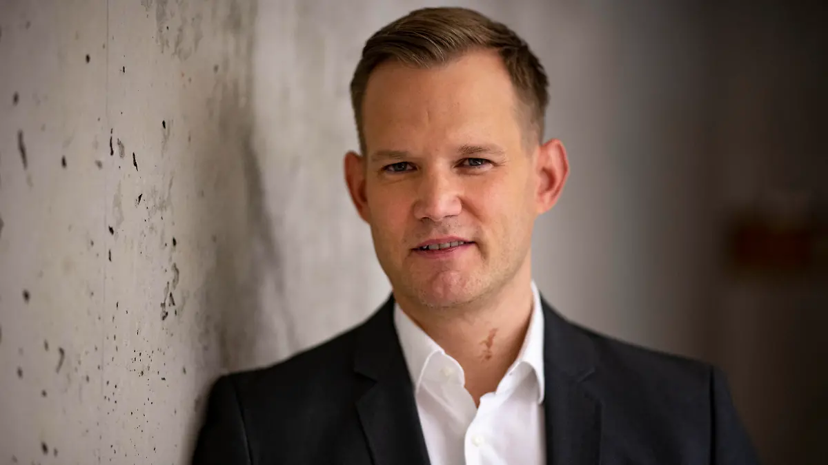 ARCHIV - 14.11.2021, Berlin: Hendrik Streeck, Virologe, steht auf der Buchpremiere sein Buch «Unser Immunsystem» hinter der Bühne. (zu dpa «Virologe Streeck äußert sich skeptisch zur Impfpflicht») Foto: Fabian Sommer/dpa +++ dpa-Bildfunk +++