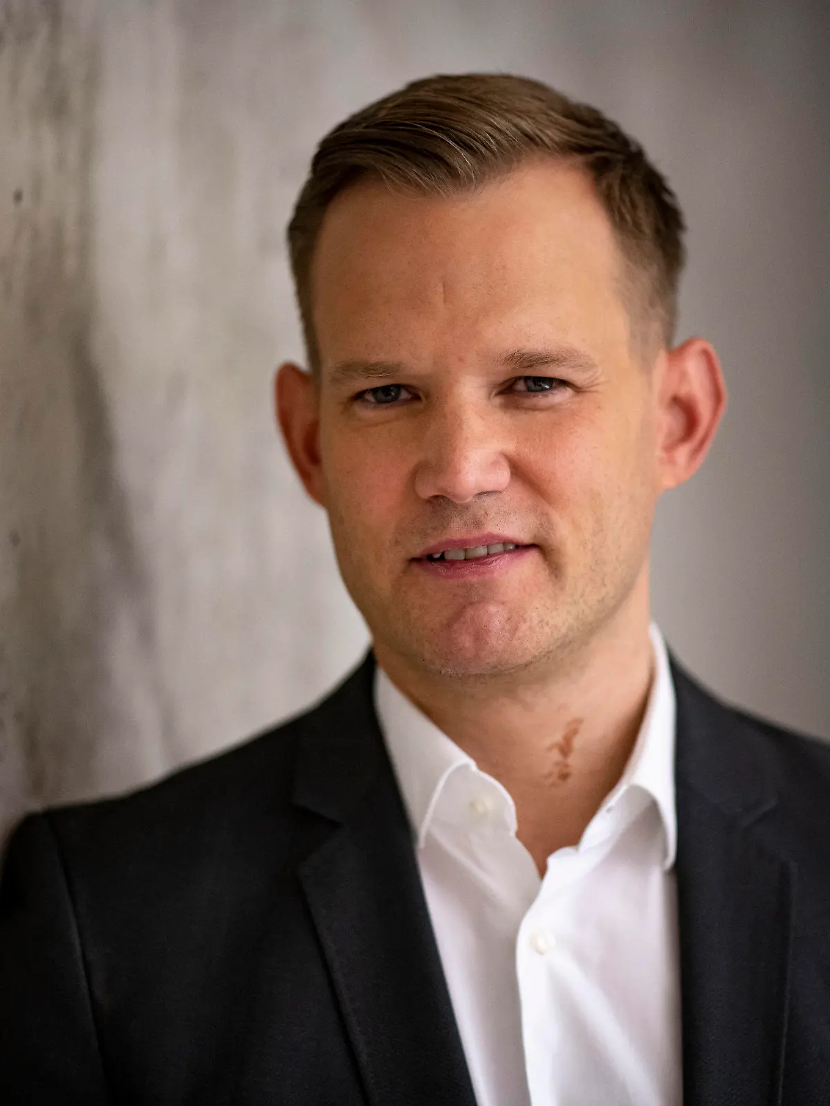 ARCHIV - 14.11.2021, Berlin: Hendrik Streeck, Virologe, steht auf der Buchpremiere sein Buch «Unser Immunsystem» hinter der Bühne. (zu dpa «Virologe Streeck äußert sich skeptisch zur Impfpflicht») Foto: Fabian Sommer/dpa +++ dpa-Bildfunk +++