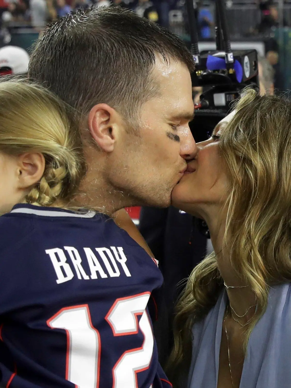 American Football: Profiliga NFL, New England Patriots - Atlanta Falcons, Play-off-Runde, 51. Super Bowl am 05.02.2017 im NRG Stadium in Houston, Texas, USA: Tom Brady von den New England Patriots halt seine Tocher Vivian auf dem Arm uns küsst nach dem Sieg seine Frau Gisele Bündchen. Foto: Patrick Semansky/AP/dpa +++(c) dpa - Bildfunk+++